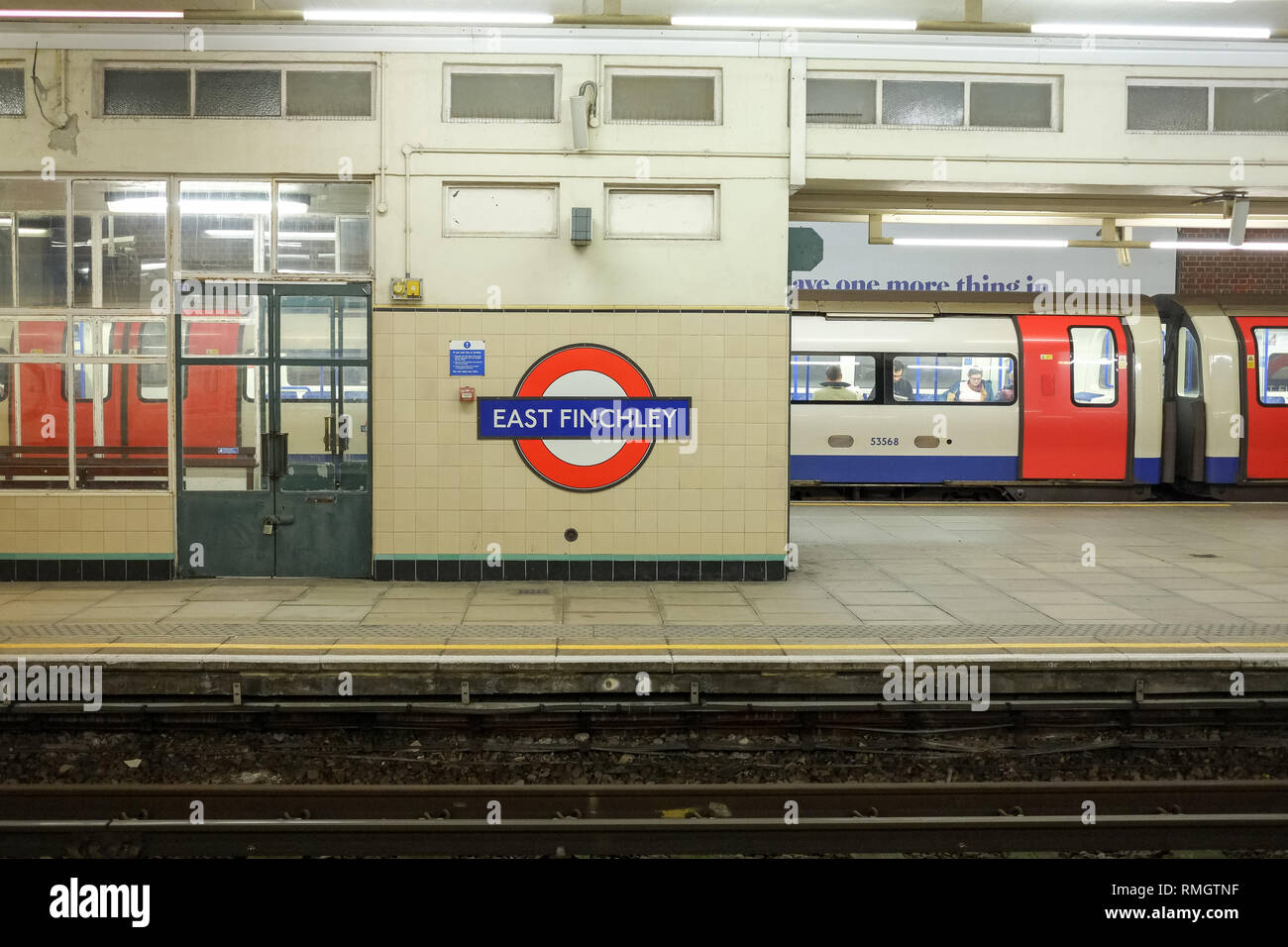 Mit der U-Bahn zieht in die East Finchley U-Bahnstation in London Stockfoto