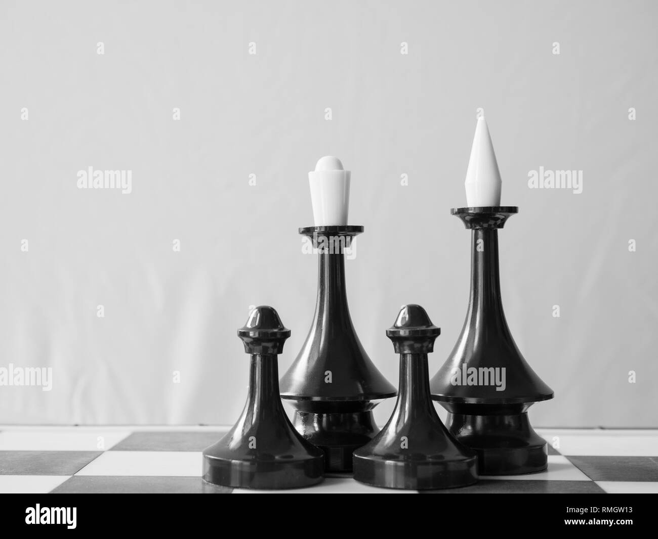 Schwarze Afrikanische Amerikanische happy family Konzept. Vier weiße Ritter auf Schachbrett Stockfoto