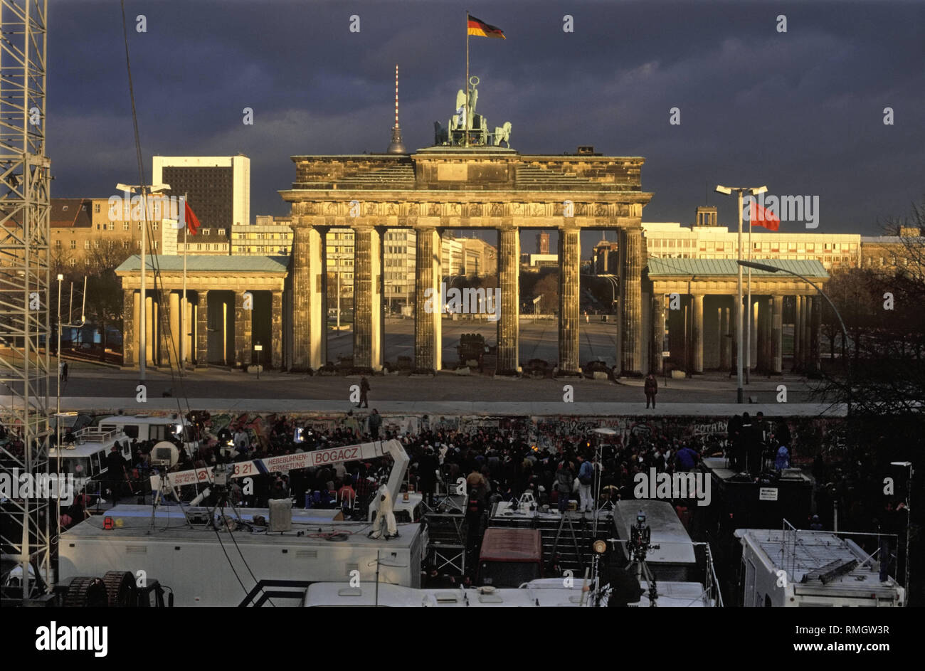 Mehrere Fernsehsender installierte mobile Studios und Sendeanlagen an der Berliner Mauer am Brandenburger Tor. Die symbolische Bilder werden erwartet, wenn die Grenze an dieser Stelle abgerissen ist. Grenzkontrollstellen werden nur am Ende Dezember 1989, am Brandenburger Tor. Stockfoto