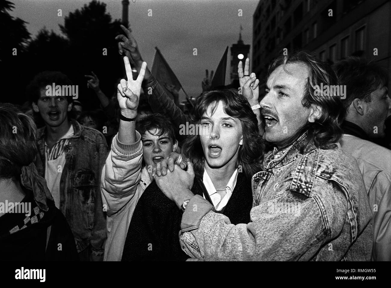 Zum 40. Jahrestag der Gründung der DDR, erfolgt eine spontane Demonstration der Opposition und der Bürgerrechtsbewegungen in Ost-Berlin. Menschen für die Pressefreiheit und freie Wahlen zu demonstrieren. Die Öffnung der Grenzen zum ersten Mal gefordert. Unter den Teilnehmer, es gibt auch zahlreiche Menschen, die bereit sind, das Land zu verlassen. Hier, Demonstranten am Palast der Republik, wo sich die Partei- und Staatsführung der DDR feiern. Stockfoto