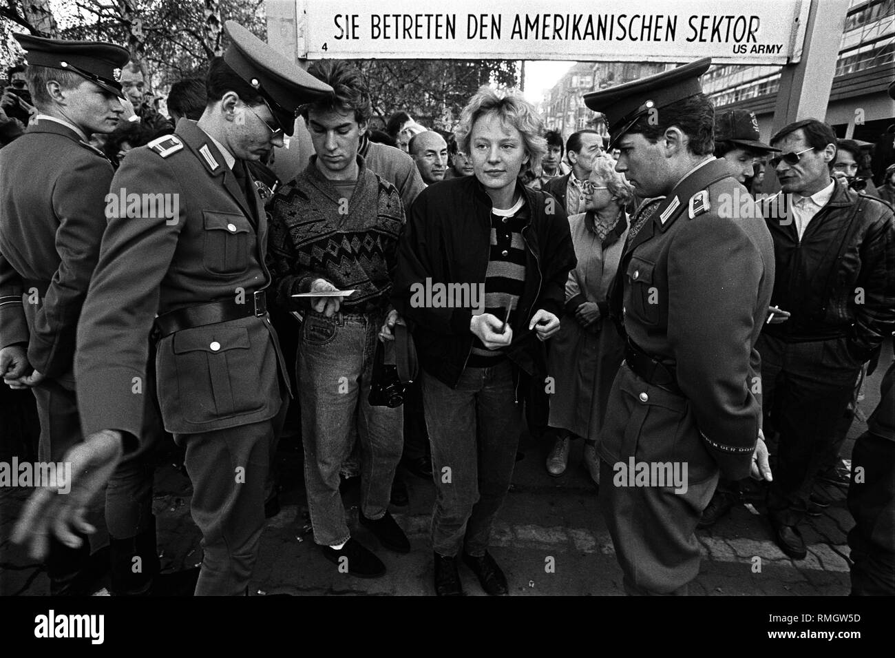 Ddr-Grenzsoldaten überprüfen Sie die ID-Karten von DDR-Bürgern, die in Ost-berlin nach dem Besuch von West Berlin zurück. Grenzübergang Friedrichstrasse bei der Alliierten Kontrollpunkt Checkpoint Charlie im Stadtteil Kreuzberg. Stockfoto