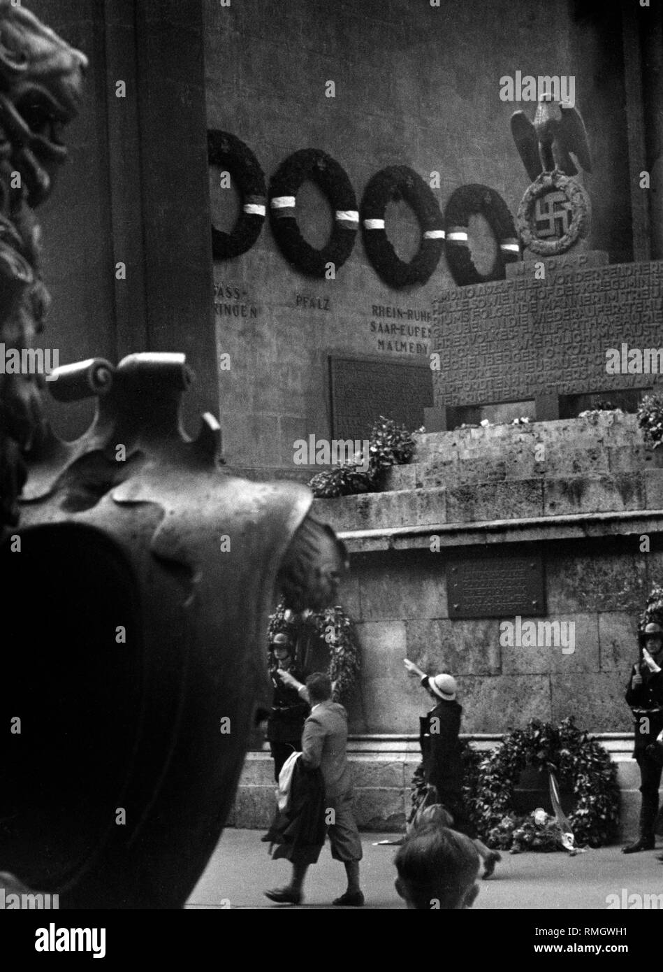 Die Feldherrnhalle am Odeonsplatz in München. Auf der rechten Seite der Abbildung der Gedenkstein für die Putschisten (Beer Hall Putsch). Menschen vorbei, wie im Bild gezeigt, waren erforderlich, um den Hitlergruss zu geben. Stockfoto