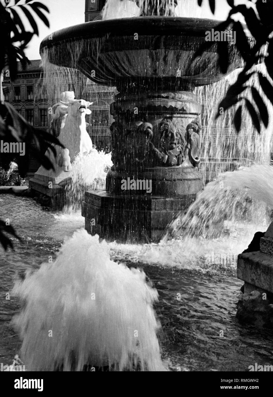 Die Wittelsbacher Brunnen (Brunnen) am Lenbachplatz in München. Auf der linken Seite ein Mann auf einem Pferd. Stockfoto