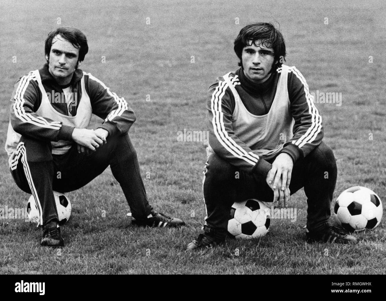 Gerd Müller und Wolfgang Overath sind eine Pause vom Training mit der  Deutschen Nationalmannschaft in Bad Hennef Stockfotografie - Alamy