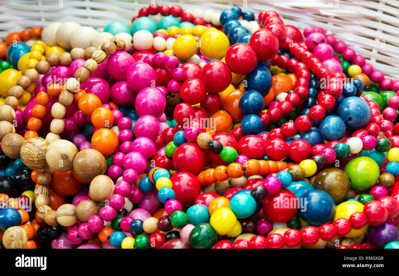 Ethnische Holz- bunte Halsketten an Markt, traditionellen Dekorationen. Stockfoto
