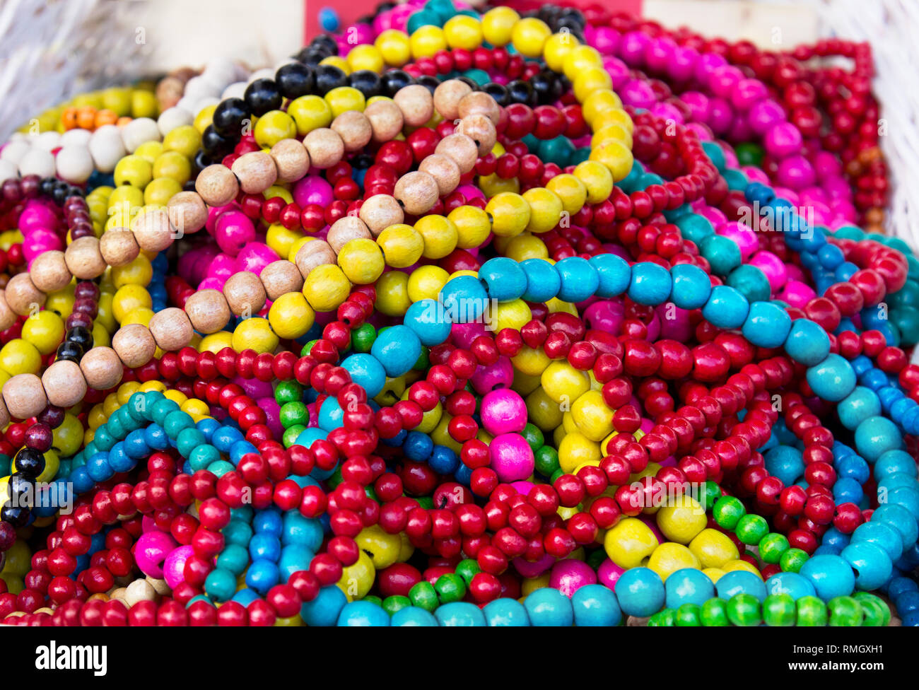 Ethnische hölzerne bunte Halsketten am Markt, traditionellen Dekorationen Stockfoto