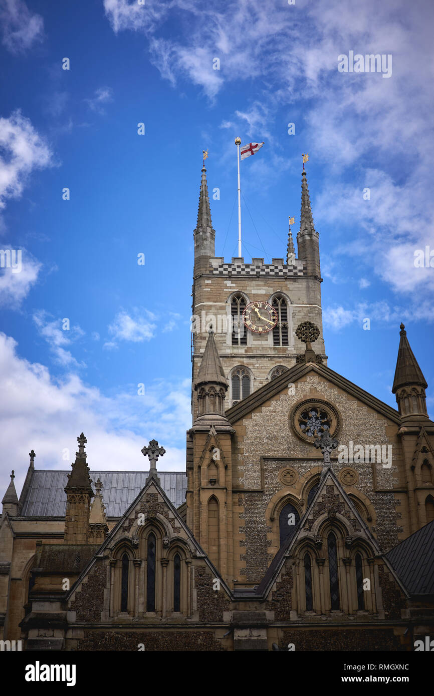 London, UK - Juni, 2018. Blick auf die äußere Fassade der Southwark Cathedral oder die Stiftskirche St. Retter und St Mary Overie. Stockfoto