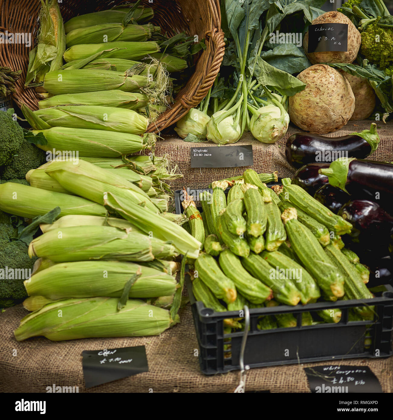 Grüne Lebensmittel einschließlich Zucchini, Auberginen, Spargel, Paprika und Brokkoli auf Verkauf zu einem Gemüse in einem lokalen Landwirt Marktstand. Stockfoto