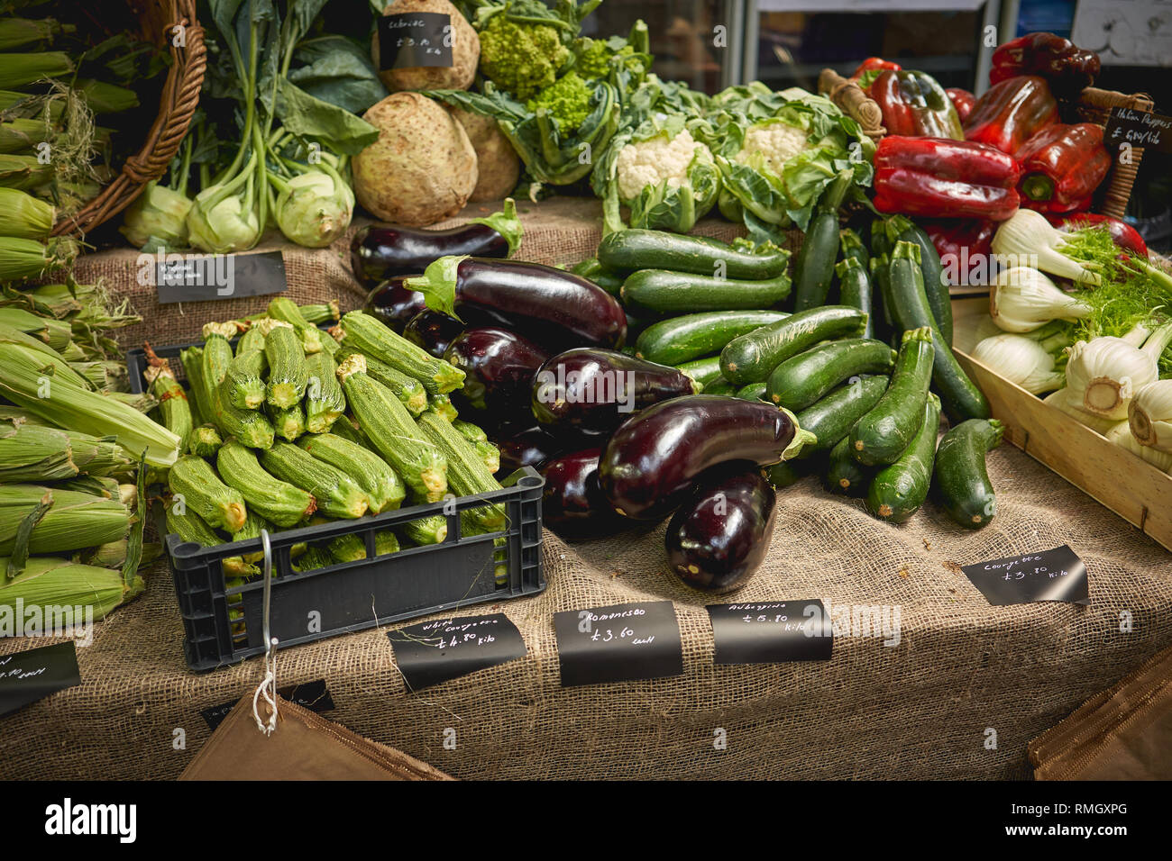 Grüne Lebensmittel einschließlich Zucchini, Auberginen, Spargel, Paprika und Brokkoli auf Verkauf zu einem Gemüse in einem lokalen Landwirt Marktstand. Stockfoto