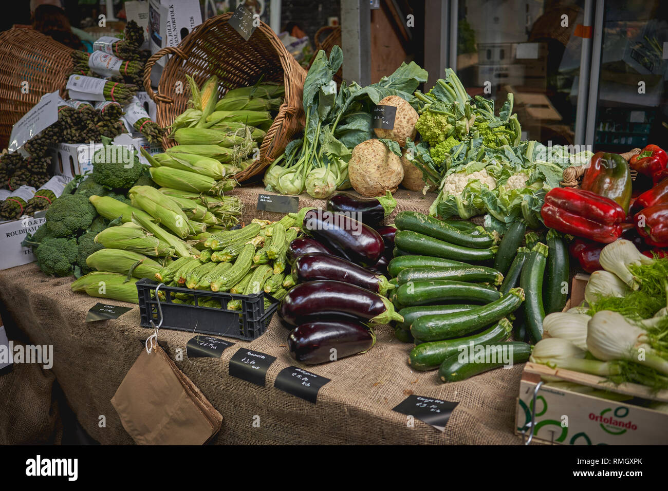 Grüne Lebensmittel einschließlich Zucchini, Auberginen, Spargel, Paprika und Brokkoli auf Verkauf zu einem Gemüse in einem lokalen Landwirt Marktstand. Stockfoto