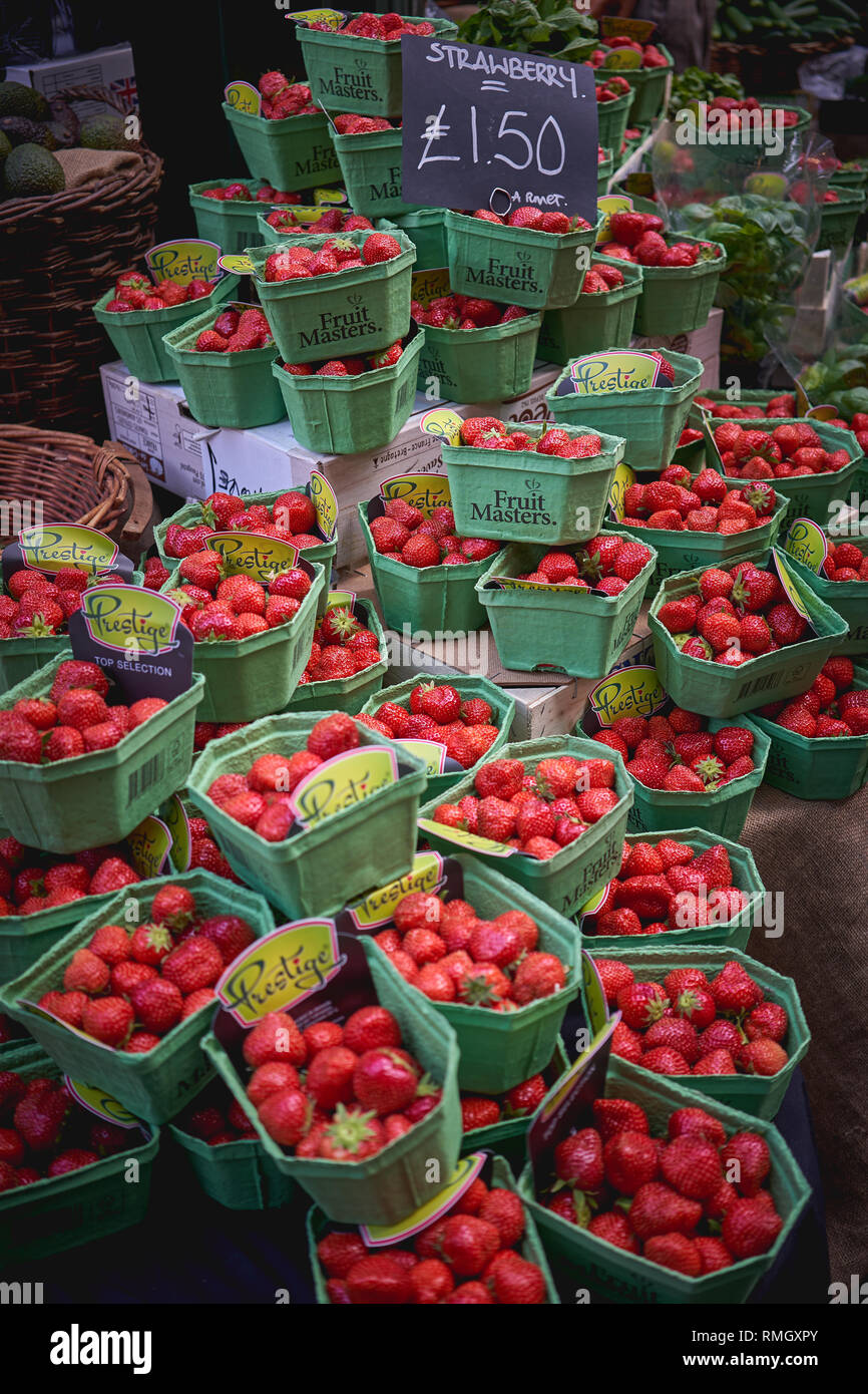 London, UK - Juni, 2018. Körbchen von Kentish Erdbeeren auf Verkauf zu einem Gemüse und Früchte im Borough Market Stall. Stockfoto