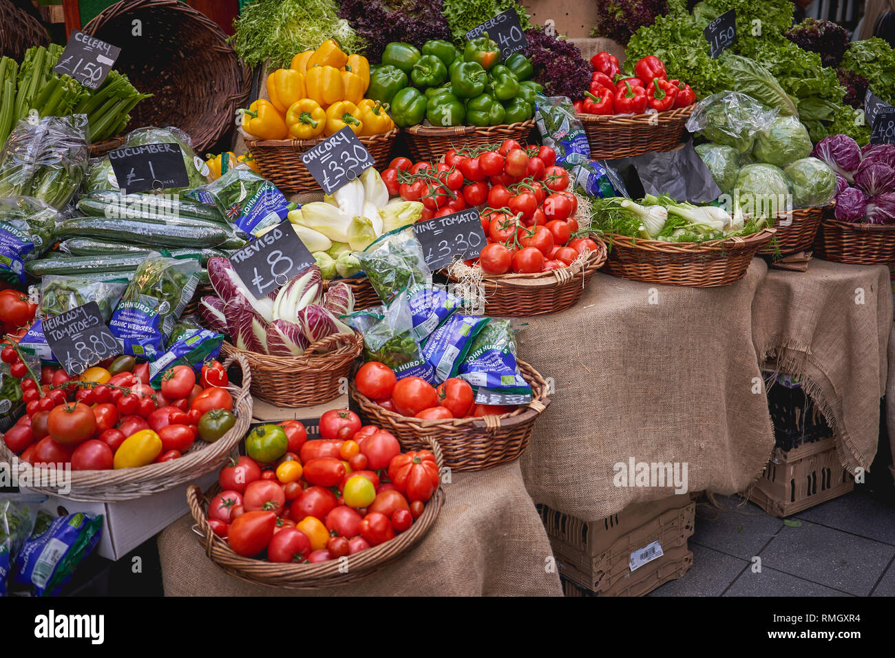 London, UK - Juni, 2018. Obst und Gemüse auf Verkauf zu einem im Borough Markt, eine der ältesten und größten Food Market in London. Stockfoto