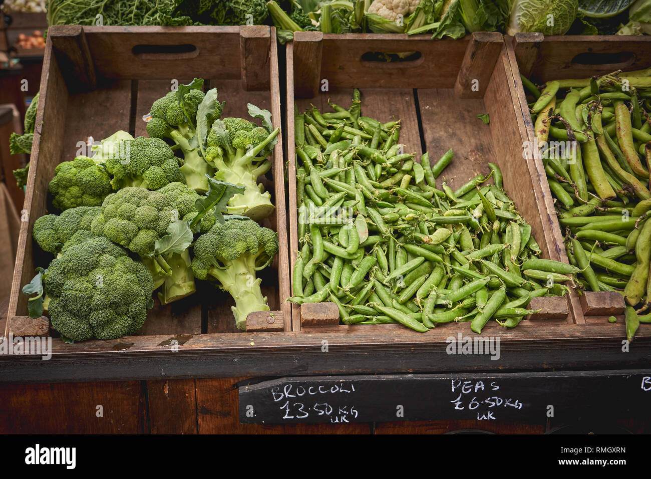London, UK - Juni, 2018. Grüne Lebensmittel einschließlich Zucchini, Auberginen, Spargel, Paprika und Brokkoli auf Verkauf zu einem Gemüse in einem Marktstand. Stockfoto