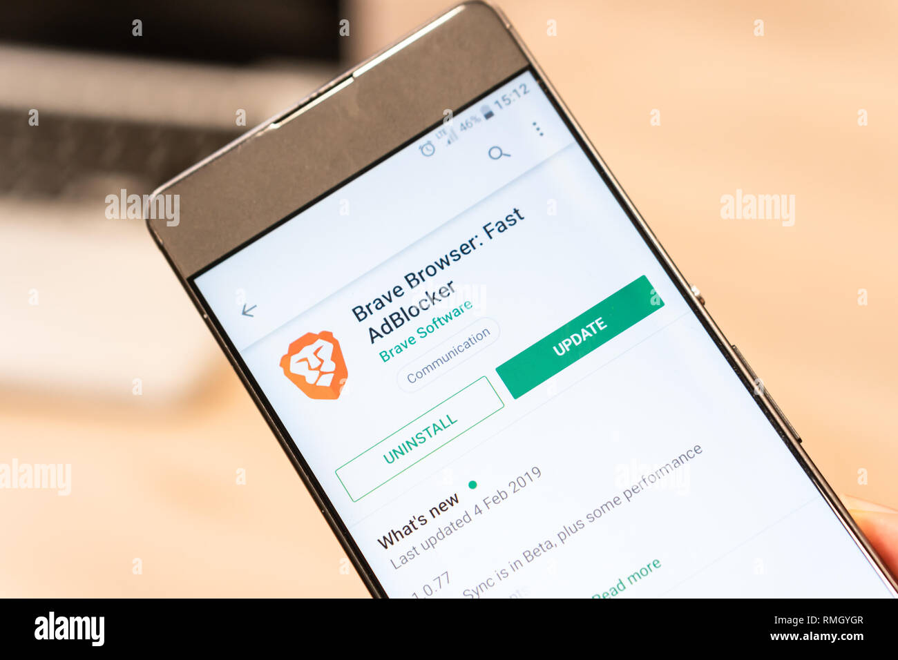 Brave Browser App bei Google Website spielen Store angezeigt auf dem Smartphone und dem Computer Laptop im Hintergrund. Slowenien 13.02.2019 Stockfoto