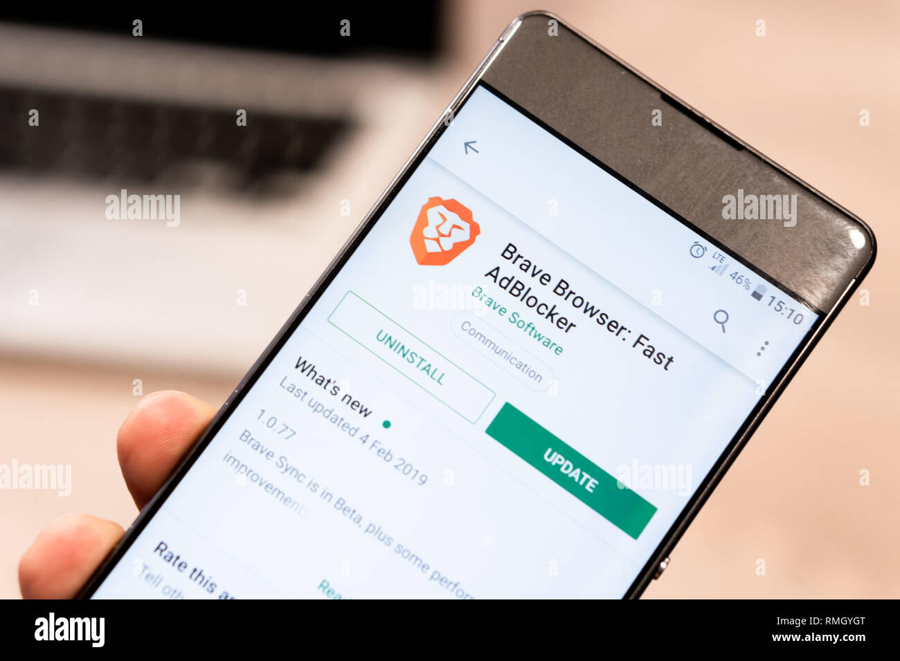 Brave Browser App bei Google Website spielen Store angezeigt auf dem Smartphone und dem Computer Laptop im Hintergrund. Slowenien 13.02.2019 Stockfoto