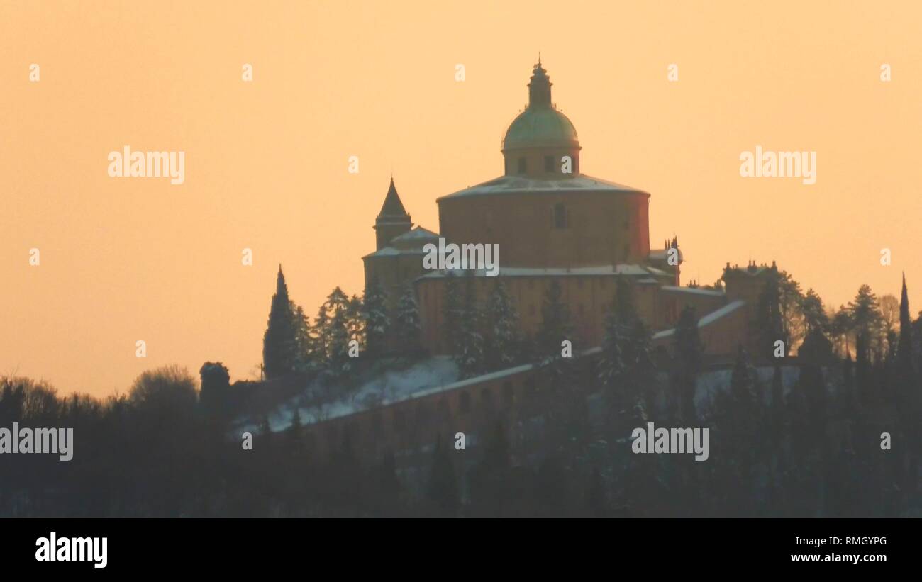 San Luca Basilika Kirche bei Sonnenuntergang mit Schnee im Winter auf Bologna Hill in Italien Stockfoto