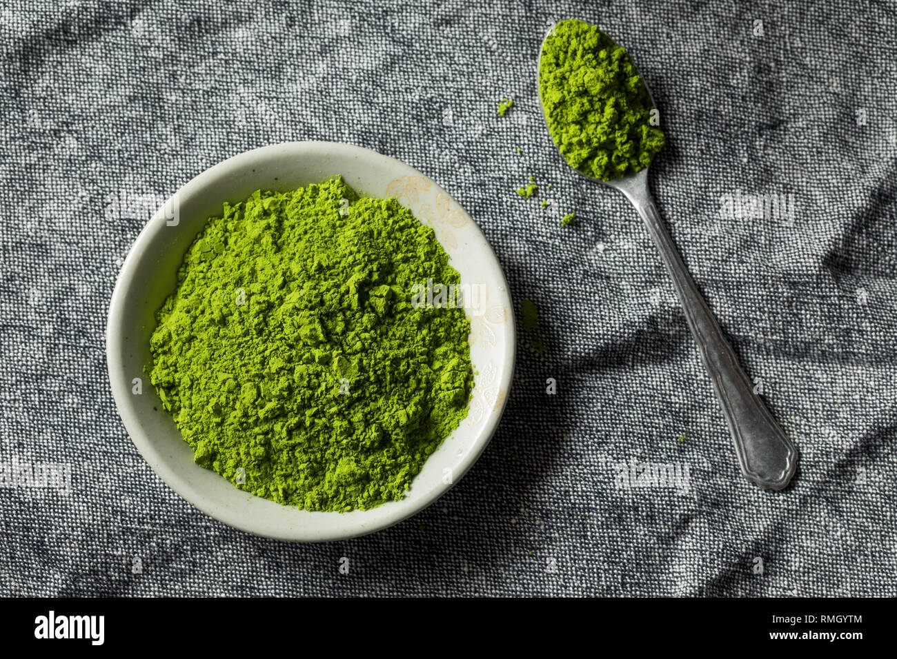 Organic Green Tea Matcha Pulver in eine Schüssel geben. Stockfoto