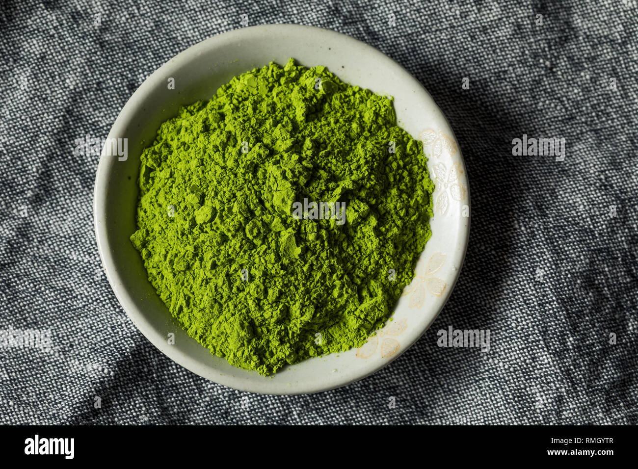 Organic Green Tea Matcha Pulver in eine Schüssel geben. Stockfoto