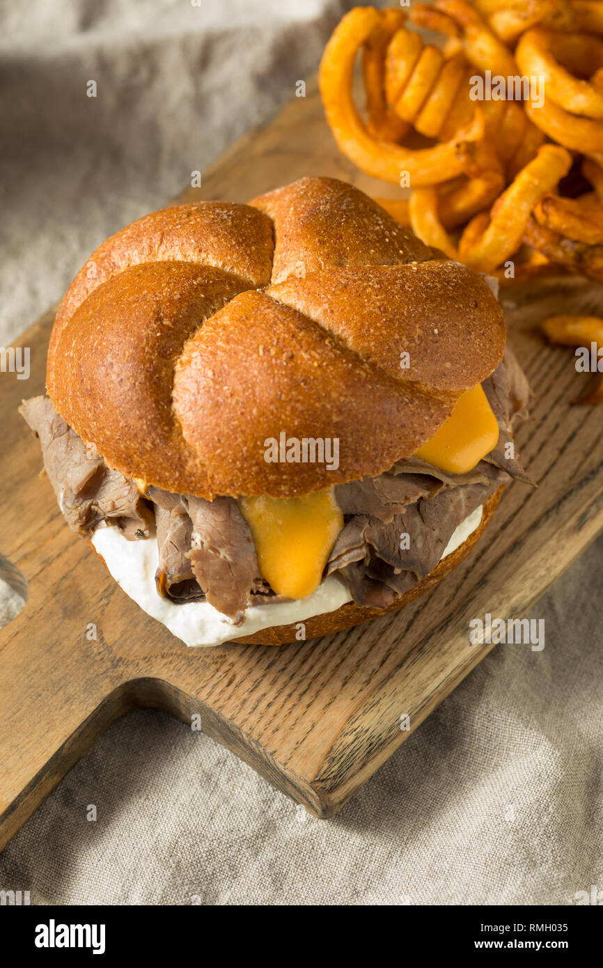 Hausgemachte Roastbeef und Cheddar Sandwich mit Curly Fries Stockfoto