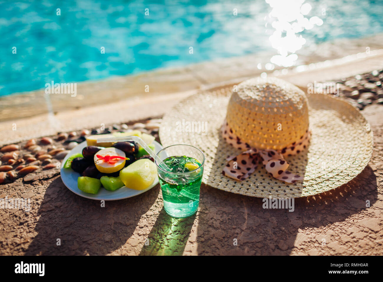 Mit exotischen Früchten und Getränken durch Swimming-pool. Sommer Urlaub. All inclusive Stockfoto Mit exotischen Früchten und Getränken durch Swimming-pool. Sommer Urlaub. All inclusive Stockfoto
