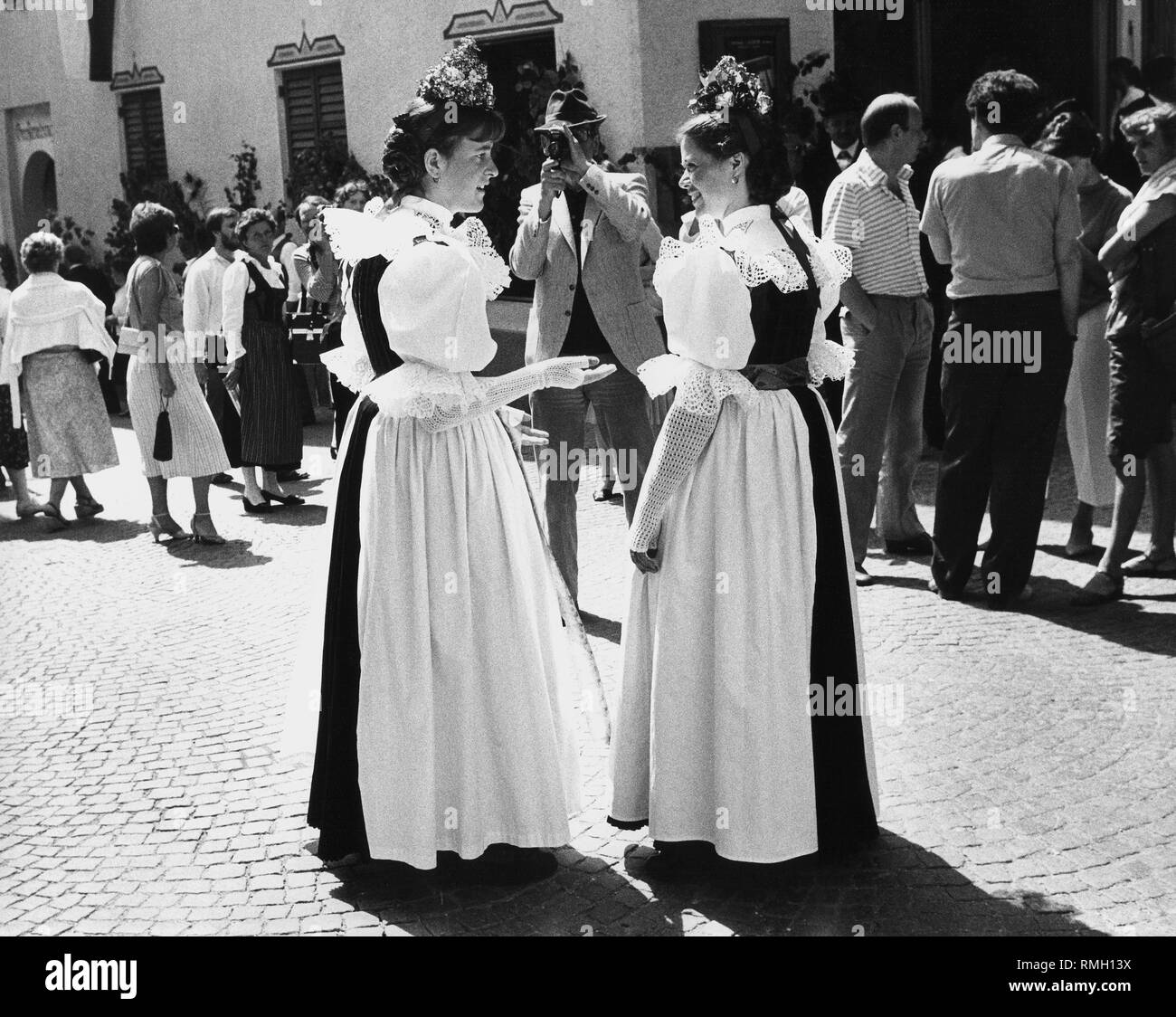 Frauen in traditioneller Kleidung aus Kastelruth in Kastelruth (Südtirol). Undatiertes Bild. Stockfoto