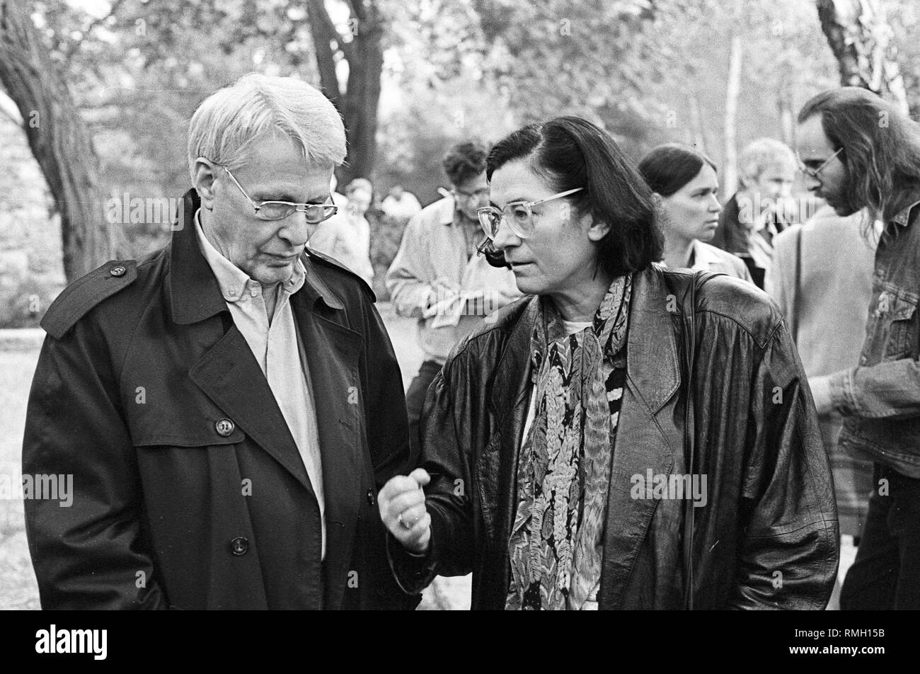 Rallye, Protest gegen die Zerstörung der Grab von Brecht auf dem Dorotheenstaedtischen Friedhof: Stefan Hermlin und Christa Wolf, Deutschland, Berlin-Mitte, 12.05.1990. Stockfoto