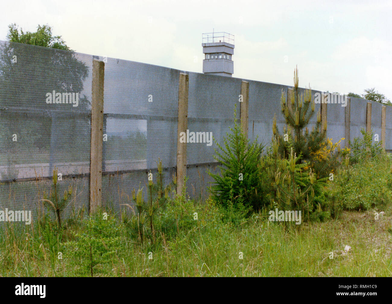 Blick auf die äußere Grenze Einrichtungen an die innerdeutsche Grenze, die nach der Verteidigungsminister der DDR, Rainer Eppelmann, sollte bis zum 31. Dezember 1991 abgerissen werden. Im Hintergrund, ein Wachturm. Stockfoto