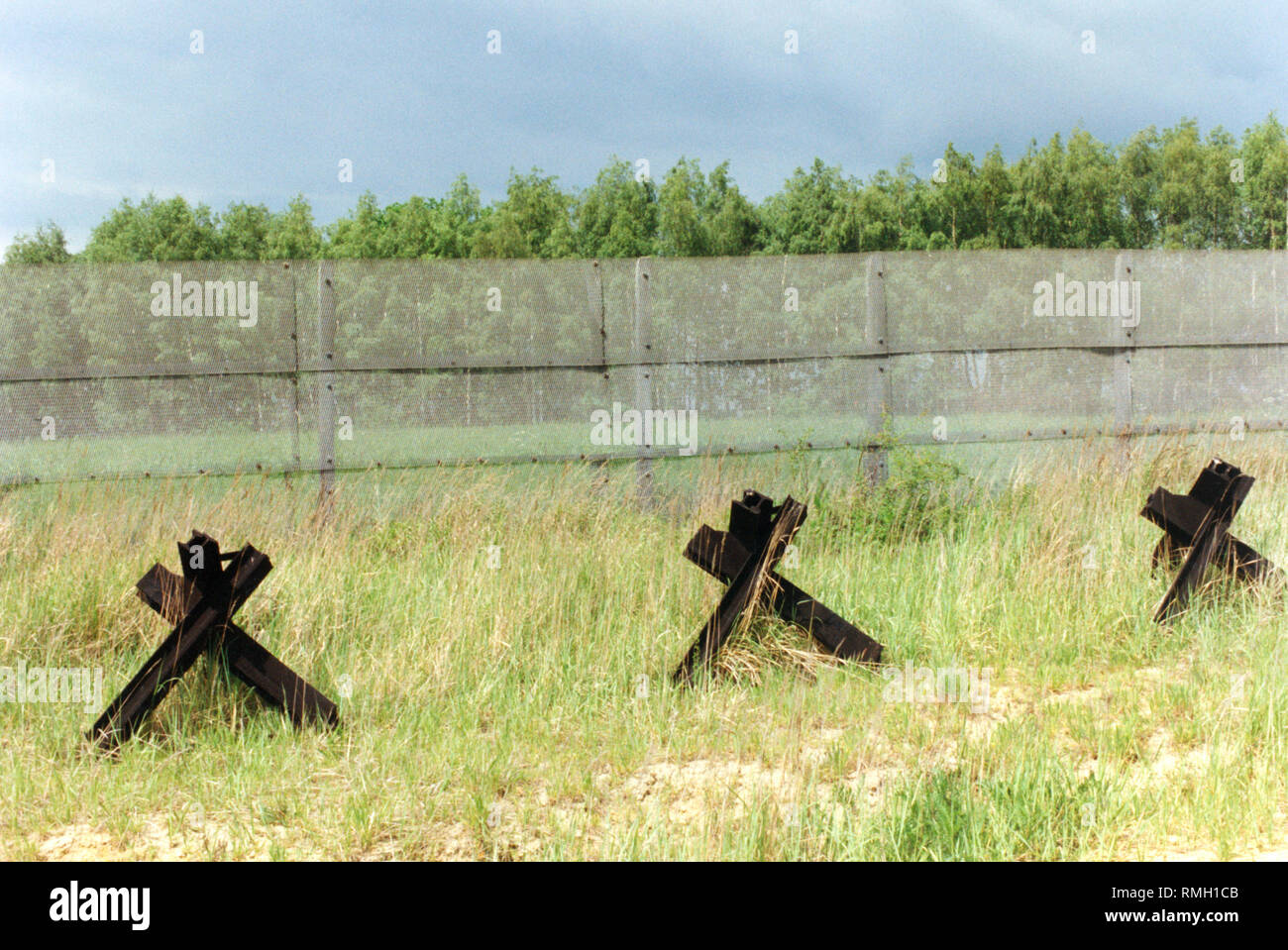 Anzeigen von Tank Barrieren (Tschechische Igel), Brachflächen und ein Metall Zaun an der Innerdeutschen Grenze im Juni 1990 vor der Demontage. Stockfoto