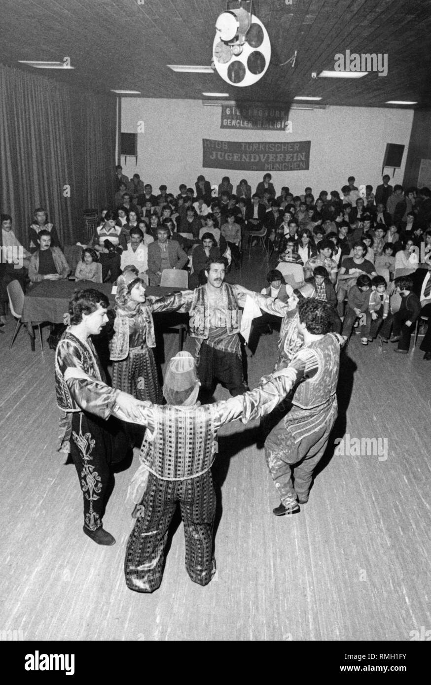 Eine türkische Jugendgruppe aus Munich-Giesing führt traditionelle Tänze im Freizeitheim Wettersteinplatz anlässlich des 60. Jahrestages der Gründung der Türkei. Stockfoto