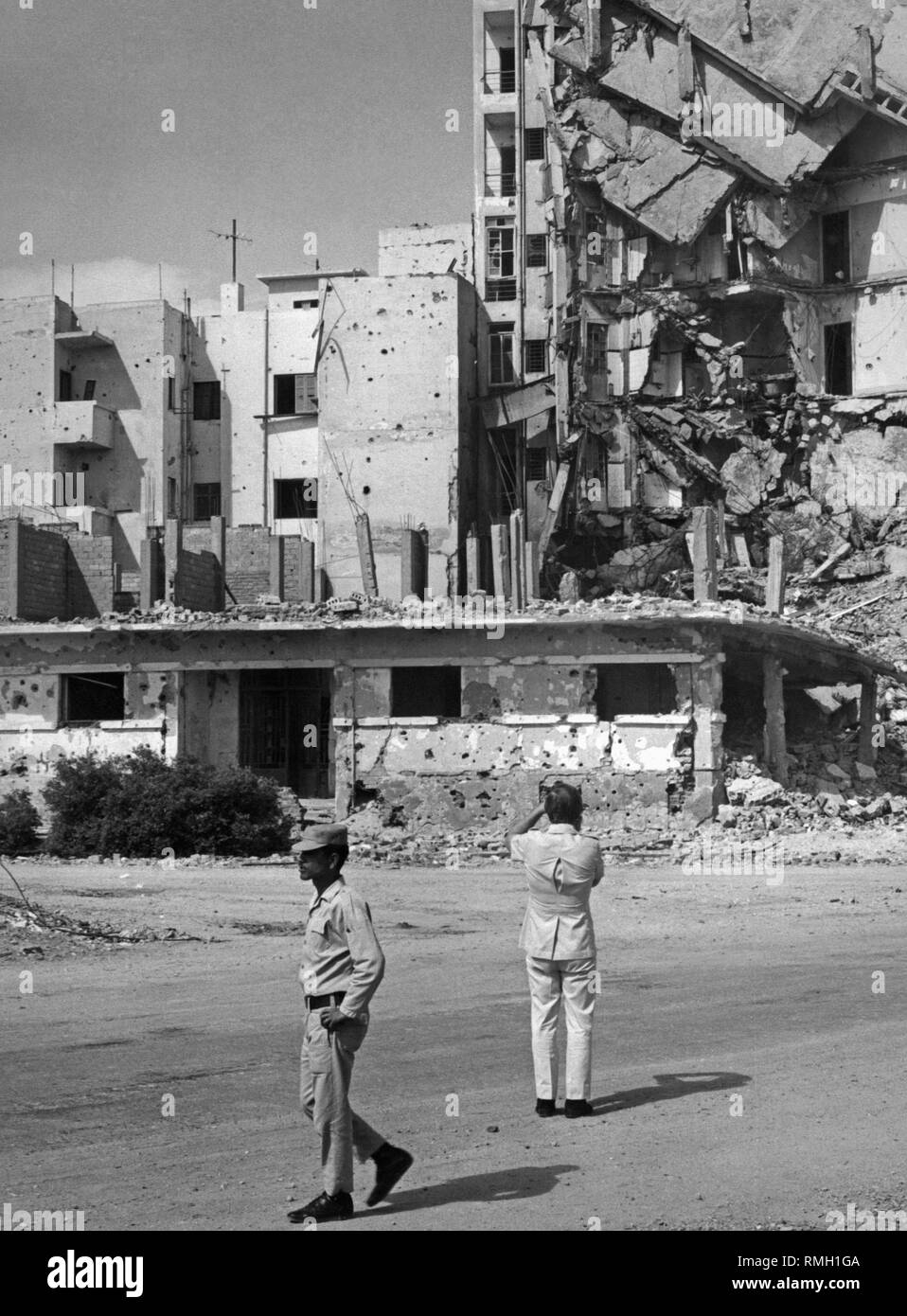 Israelische Soldaten in Suez während des Jom-Kippur-Krieges. Die Stadt wurde während der 20-tägigen Krieg beschädigt. Stockfoto
