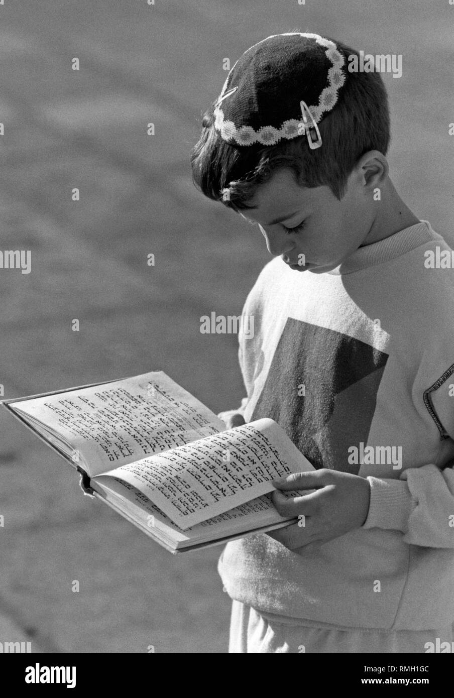 Ein Junge liest ein hebräisches Buch an der Klagemauer in Jerusalem. Stockfoto