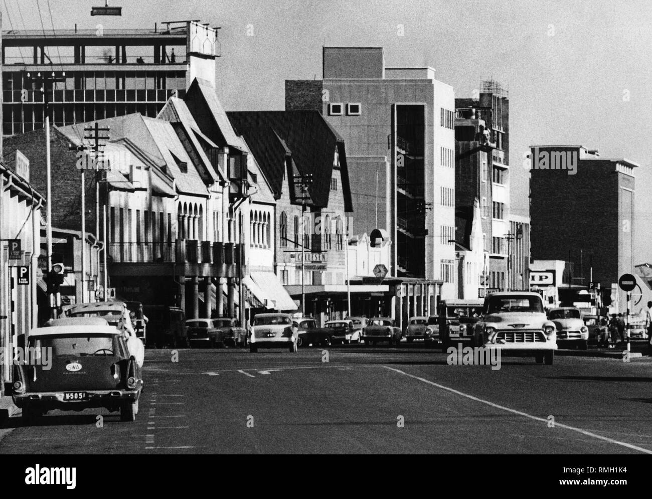 Südwestafrika (heute: Namibia): Bild zeigt die Kaiserstraße in Windhoek mit Häusern und Autos. Stockfoto