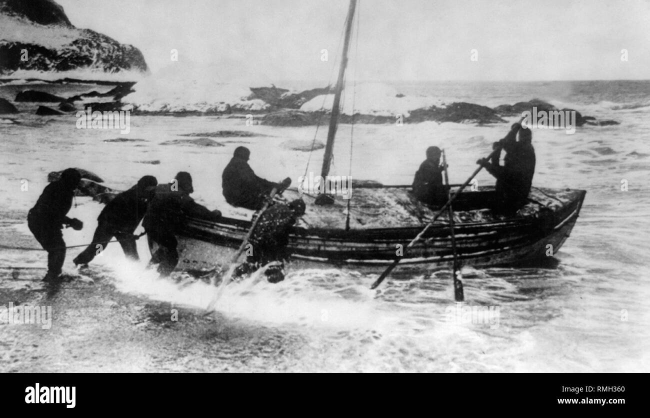 Einleitung der James Caird auf der Rescue Mission von Elephant Island Hilfe zu finden, die an Bord, Sir Ernest Shackleton, Tom Crean, Frank Worsley, John Vincent, Timothy McCarthy und Harry McNish Foto, 24. April 1916 getroffen Stockfoto