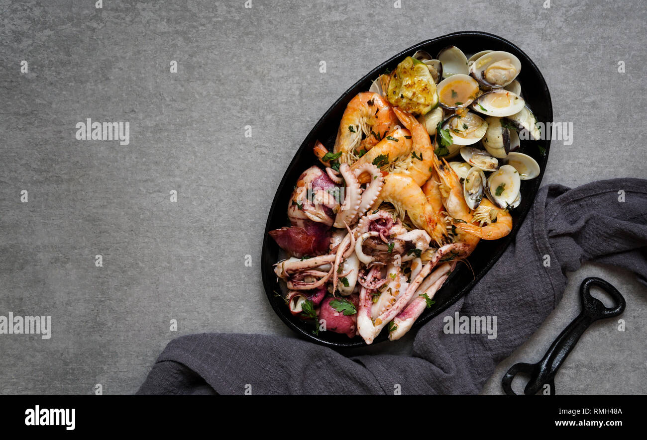 Mit Oktopus, Austern und Garnelen serviette Platte Stockfoto