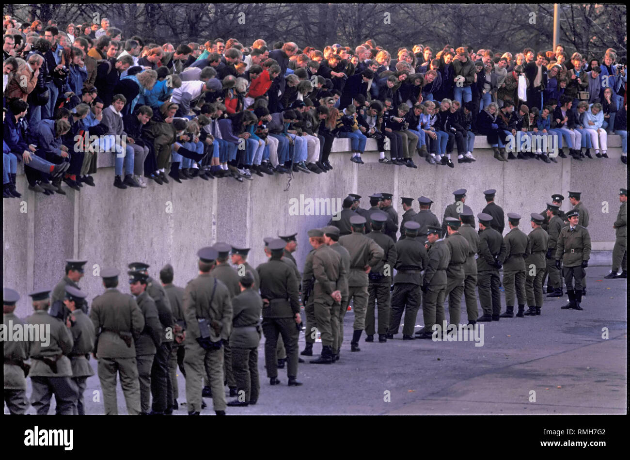 Berlin, 10. November 1989: Tausende Berliner versammeln sich an der Berliner Mauer am Brandenburger Tor. Ddr-Grenztruppen verhindern, Menschen die Einreise in das Sperrgebiet. Stockfoto