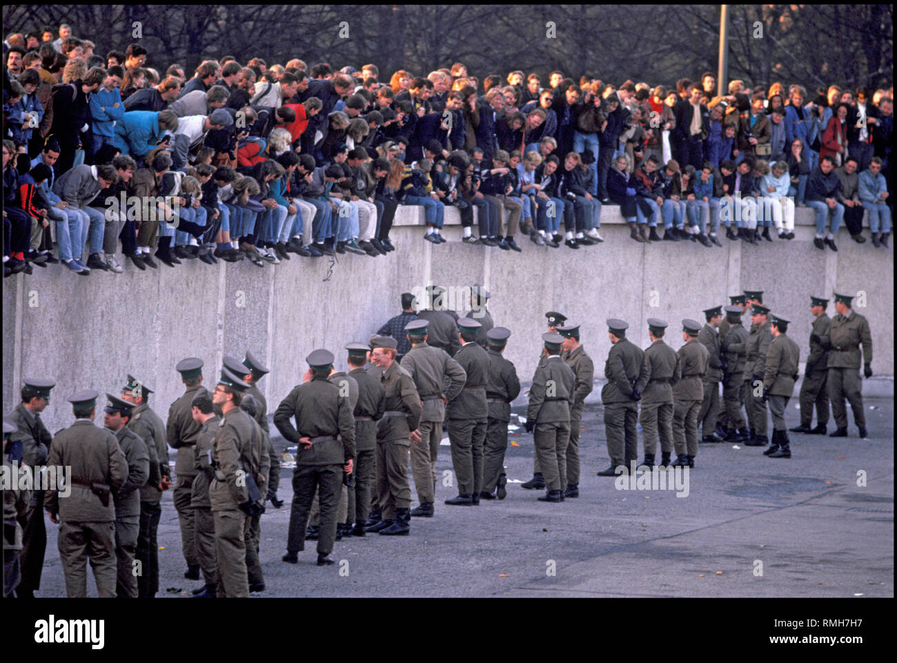Berlin, 10. November 1989: Tausende Berliner versammeln sich auf der Berliner Mauer am Brandenburger Tor. Ddr-Grenztruppen verhindern, Menschen die Einreise in das Sperrgebiet. Stockfoto