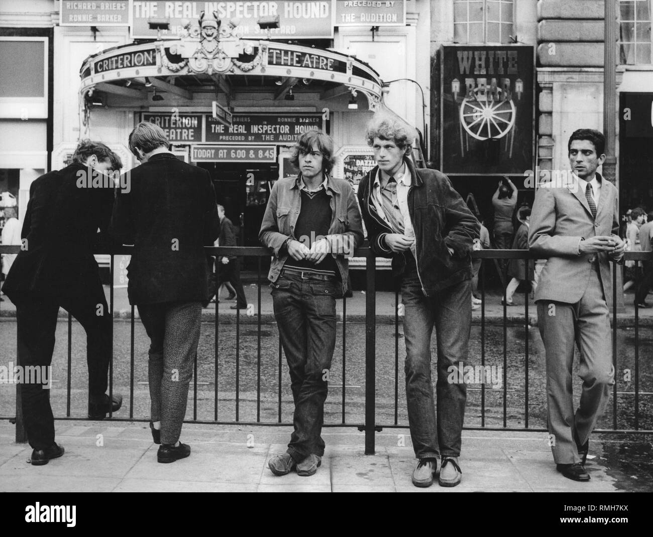 Junge Leute, die sich vor dem Eingang zum Kriterium Theater in London in der Nähe von Piccadilly Circus entfernt. Stockfoto