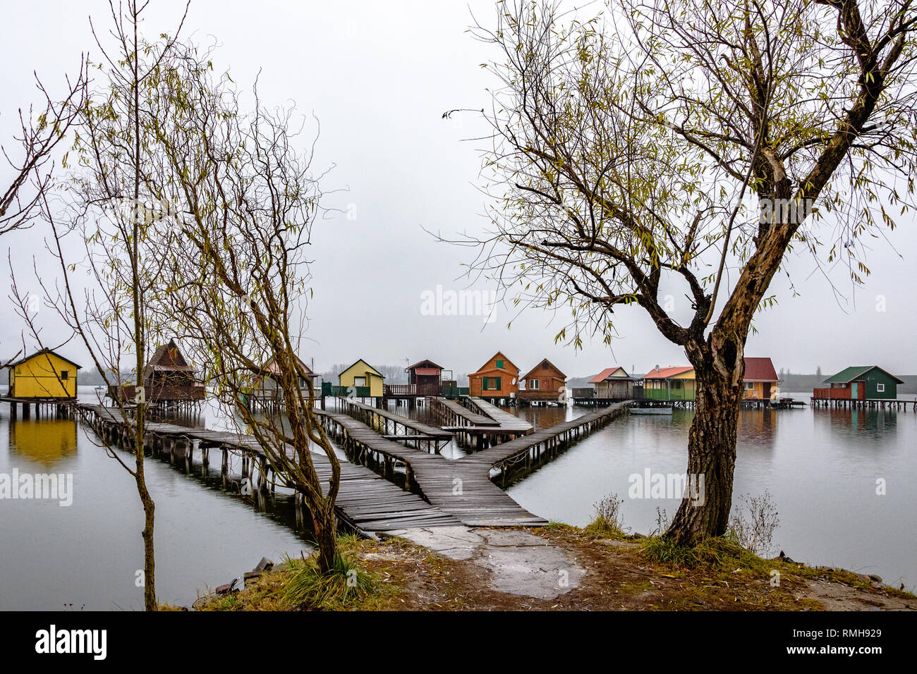 Die Bokod schwimmenden Dorf in Ungarn an einem regnerischen Wintertag Stockfoto