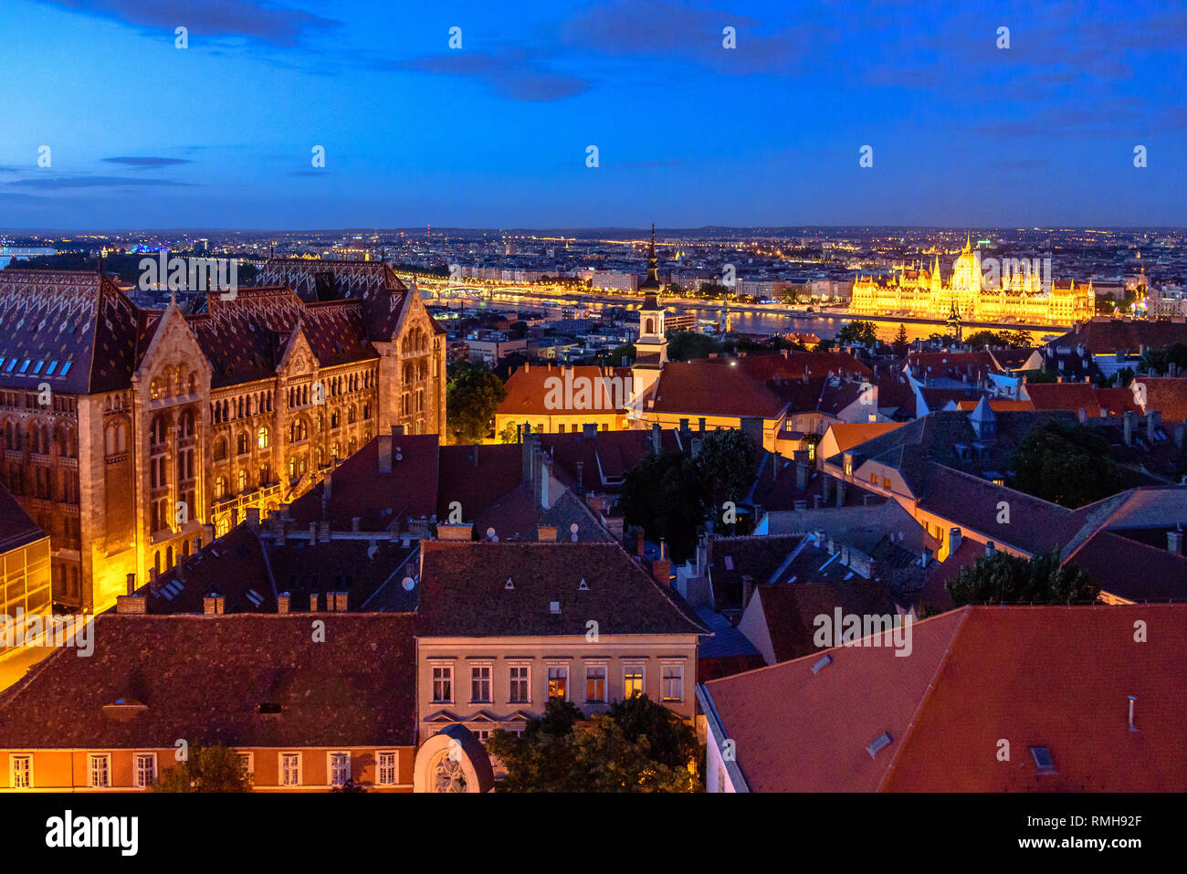 Die nationalen Archive von Ungarn und das ungarische Parlament Gebäude an der blauen Stunde Stockfoto