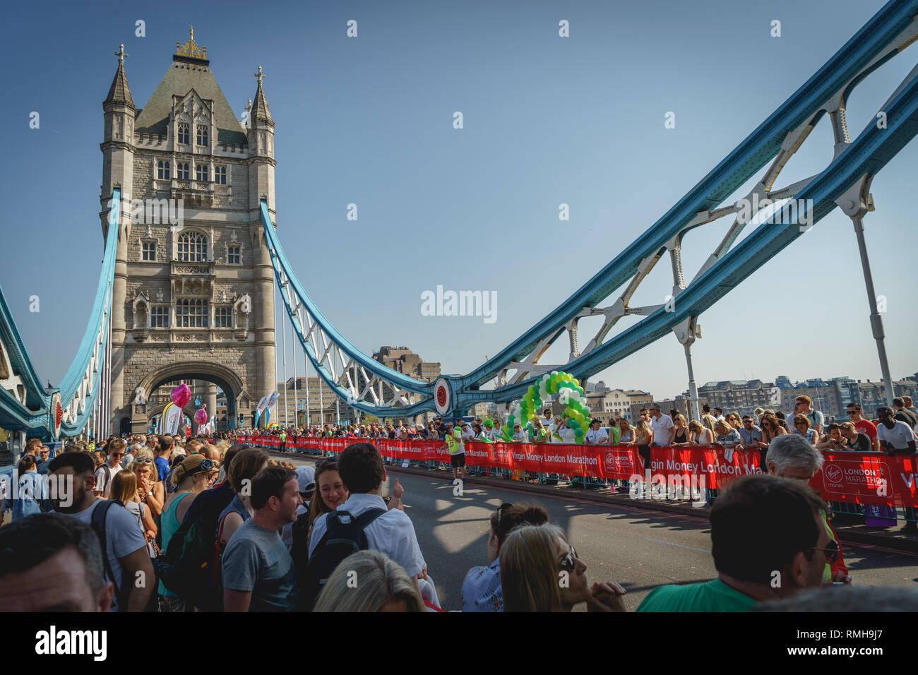 London, UK - April - 2018. Zuschauer, die auf dem Bürgersteig der Tower Bridge Warten auf die Läufer der London Marathon 2018. Stockfoto