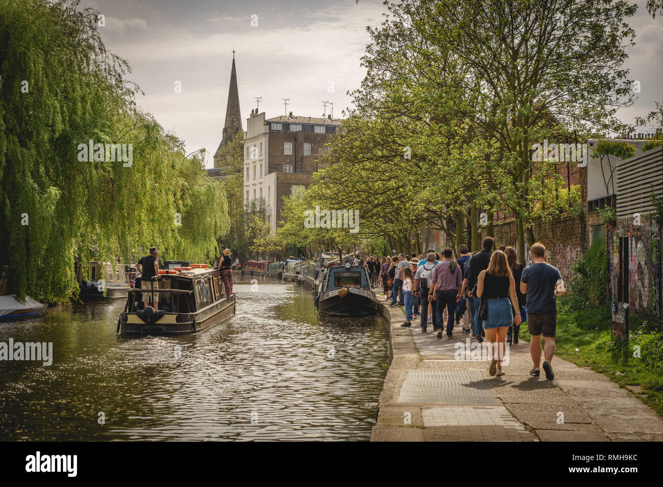 London, UK - Februar, 2019. Menschen zu Fuß entlang der Regents Canal in der Nähe von Primrose Hill und Regents Park im Norden von London. Stockfoto