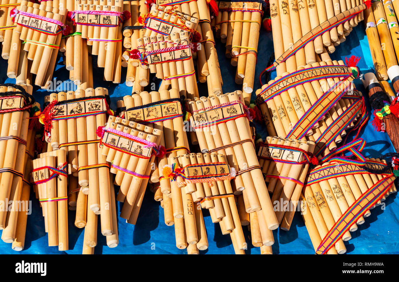 Traditionelle Anden Panflöten oder Panflöte auf einem Markt in Cusco, Peru. Diese traditionelle Musik Instrument kann in Peru, Ecuador und Bolivien gefunden werden. Stockfoto