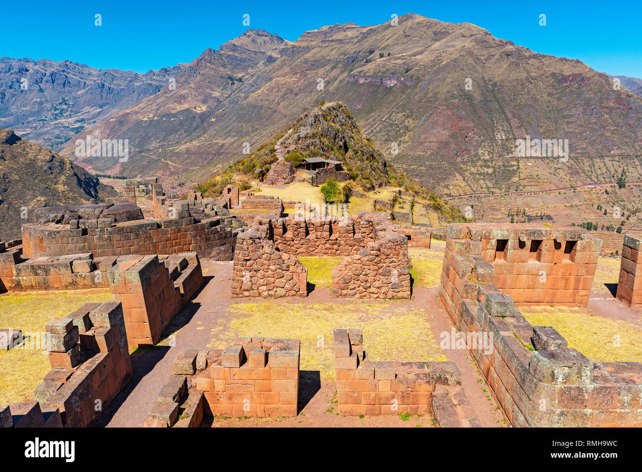 Die majestätischen Inkaruinen von Pisac mit beeindruckenden Inkamauern und die Anden im Hintergrund in der Nähe von Cusco, Peru. Stockfoto