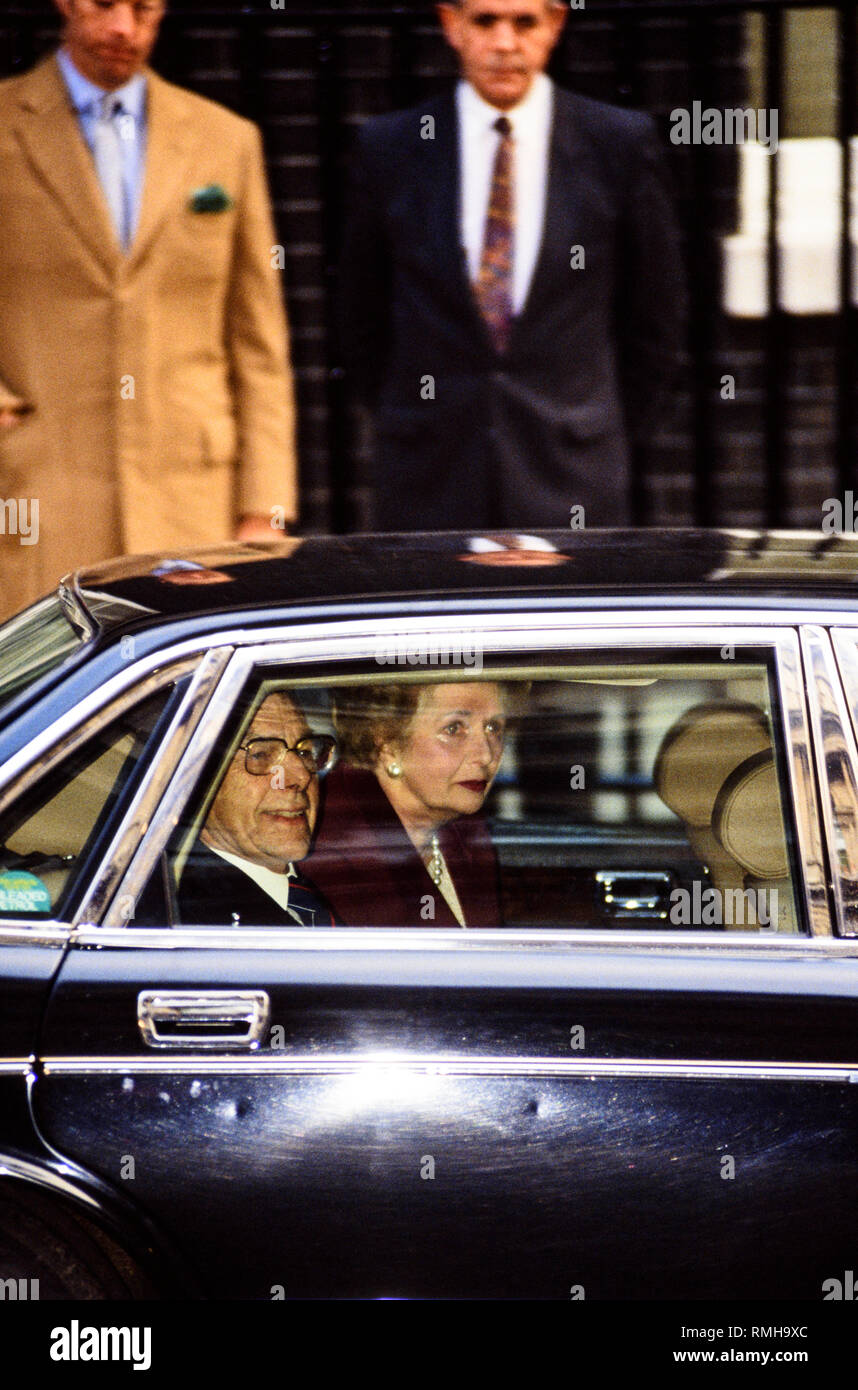 28-11 der 90er. London, Großbritannien. Margaret Thatcher Blätter Downing Street zum letzten Mal. Ihr Sohn, Mark Thatcher wird im linken Hintergrund. Foto: © Simon Gr Stockfoto