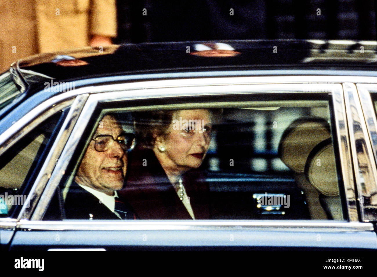 28-11 der 90er. London, Großbritannien. Margaret Thatcher Blätter Downing Street zum letzten Mal. Foto: © Simon Grosset. Archiv: Bild von einem ursprünglichen t digitalisiert Stockfoto