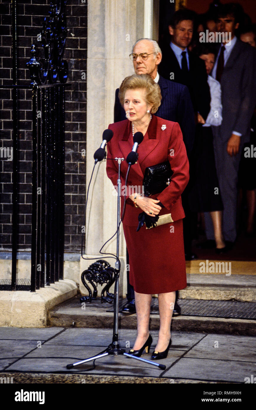 28-11 der 90er. London, Großbritannien. Margaret Thatcher spricht zu den drücken, bevor Sie 10 Downing Street zum letzten Mal verlässt. Downing Street Personal stand listni Stockfoto