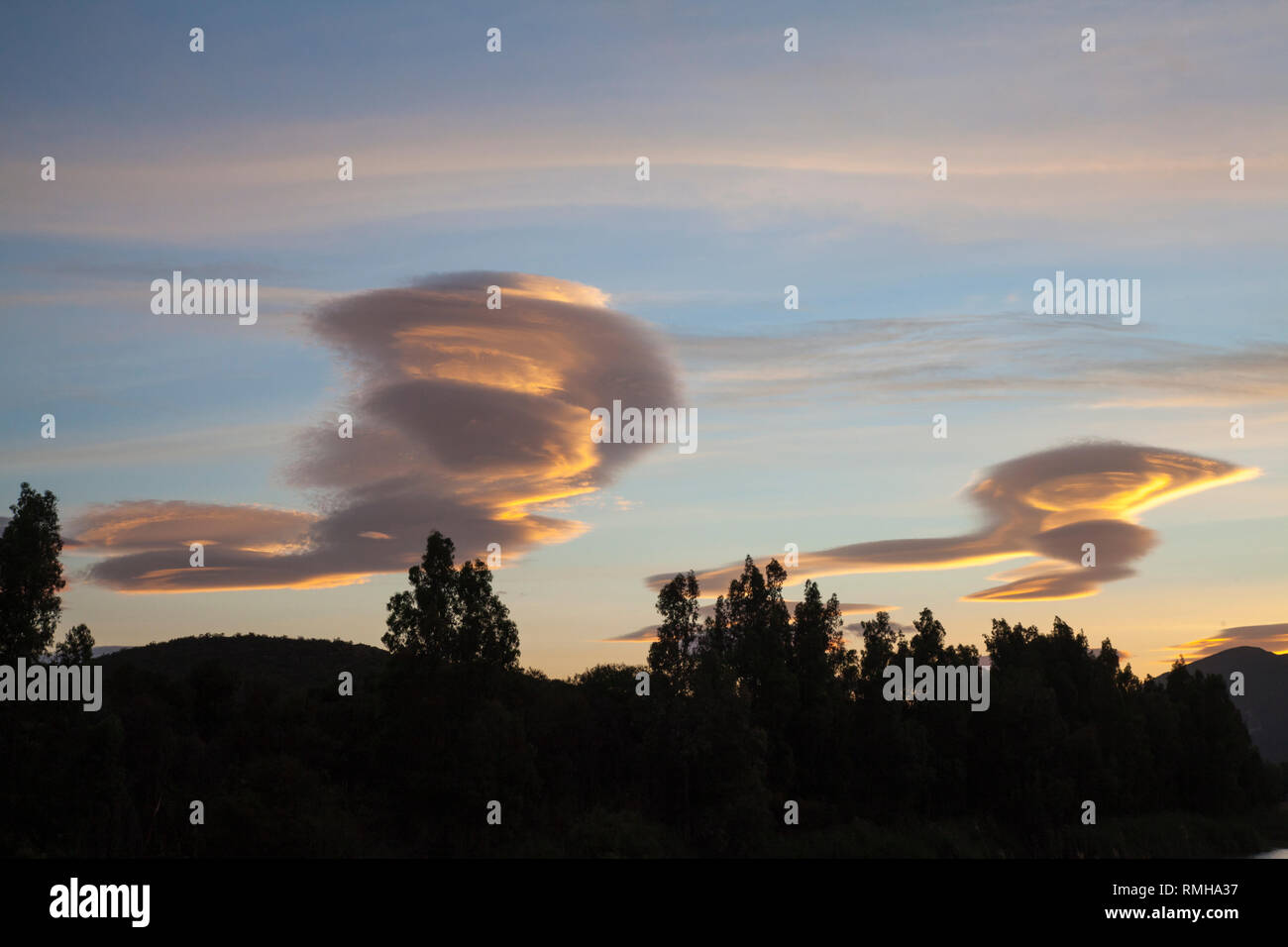 Linsenförmige Wolken bei Sonnenuntergang, Breede River Valley, Robertson, Western Cape, Hogh Höhe linsenförmigen stationäre Wolken, atmosphärische Wellen, Wind, turbu Stockfoto