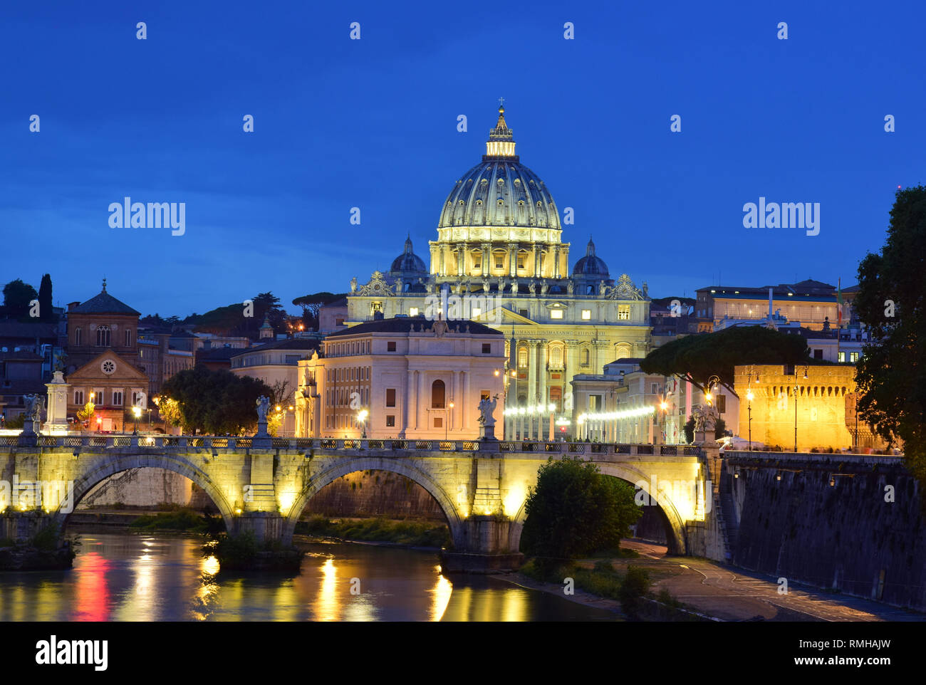 Blick auf die Kuppel von St. Peter in Rom, Italien Stockfoto