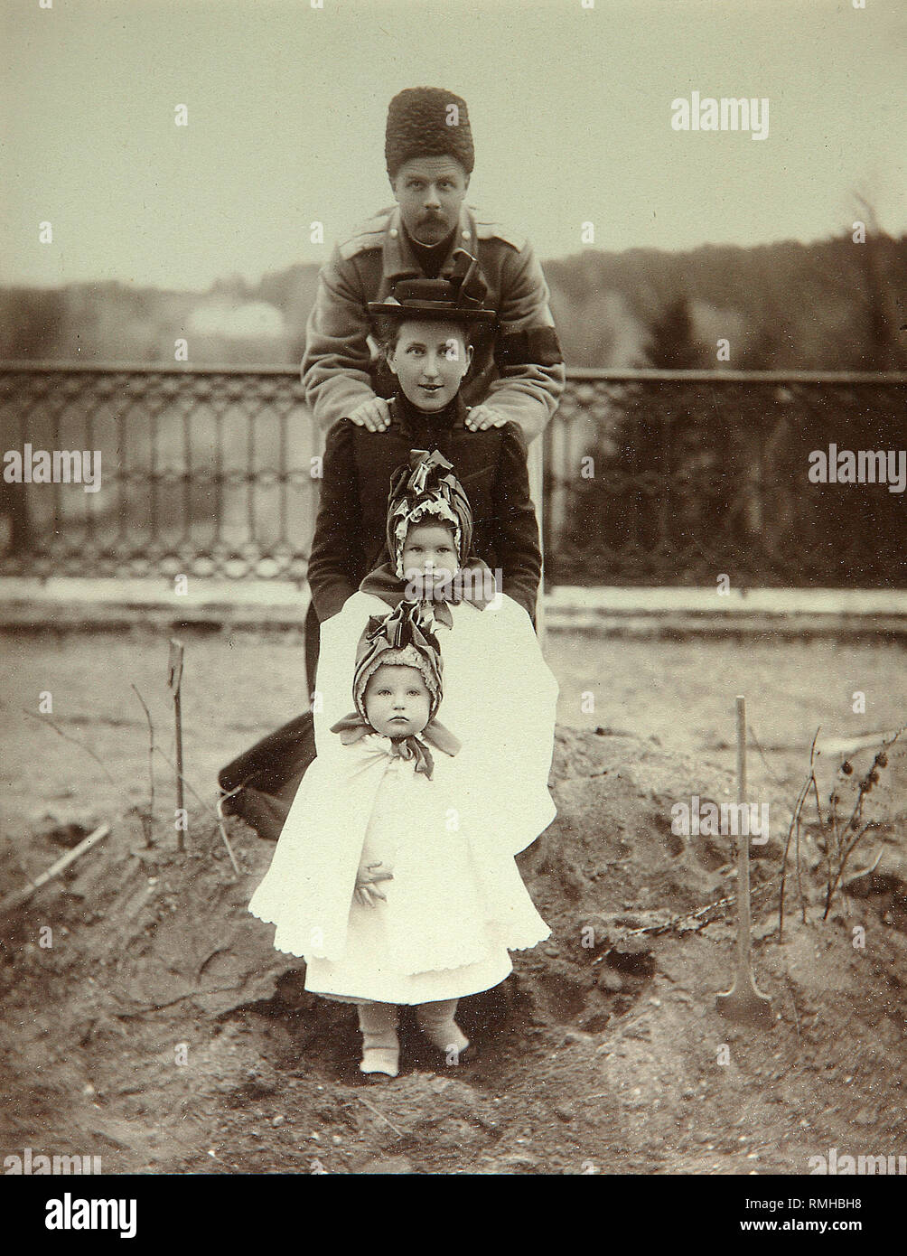 Die Familie des Herzogs Fjodor Uvarov in Country Estate Porechye. Albumin Photo Stockfoto