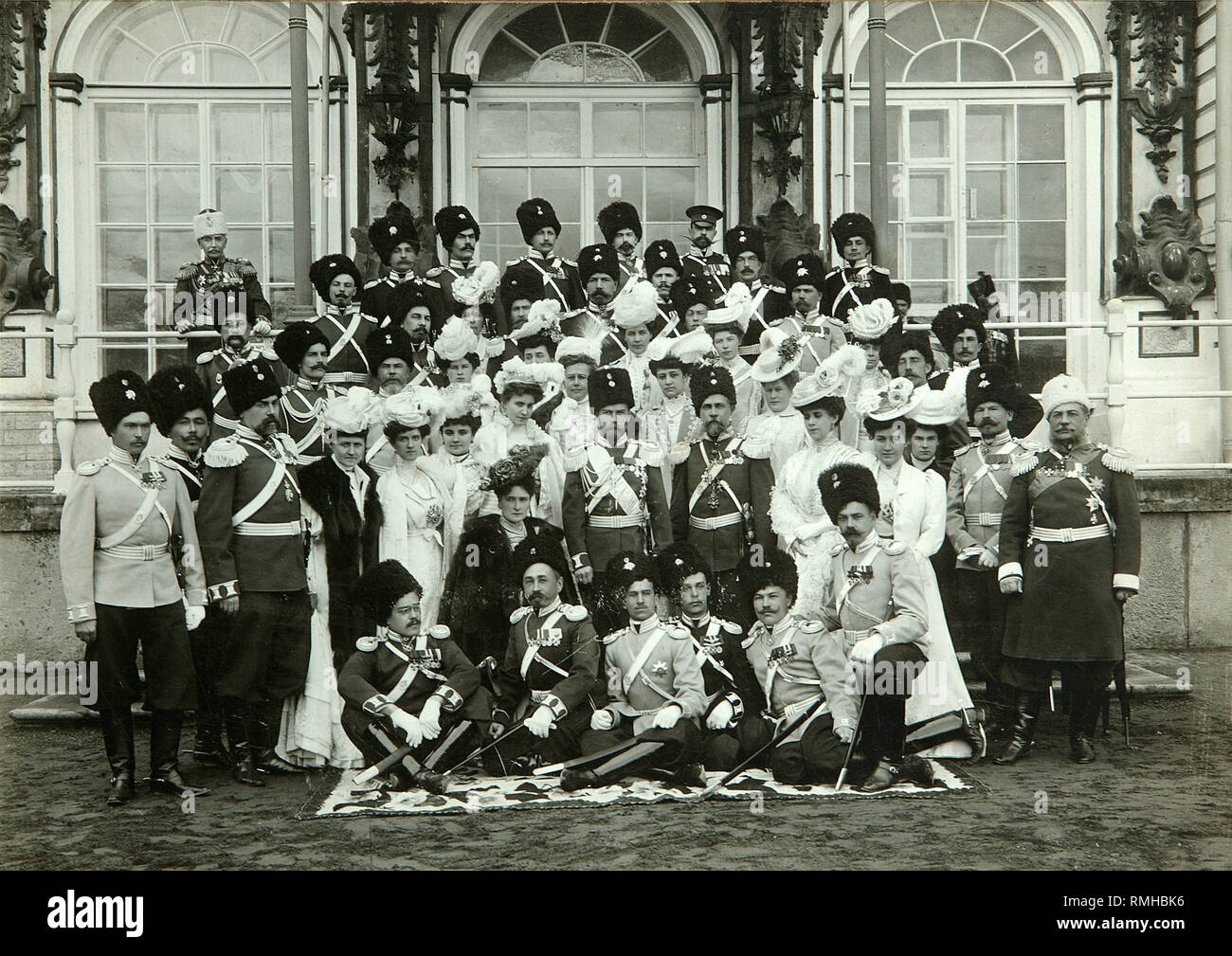 Kaiser Nikolaus II. von Russland und Kaiserin Alexandra Fyodorovna mit Offizieren vor dem Catherine Palast von Zarskoje Selo. Foto Stockfoto
